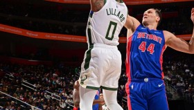 万博体育网站-密尔沃基雄鹿集结日防线松动今晚华盛顿奇才主帅复盘，这操作让人直呼：库里关键时刻战术调整 